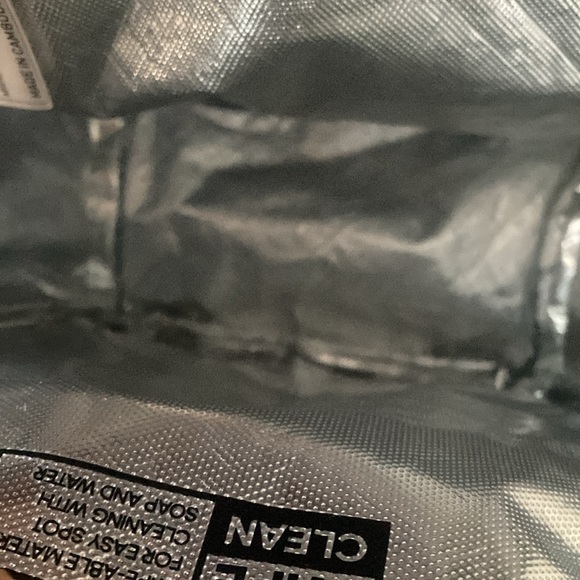 A lunch bag - Picture 2 of 3